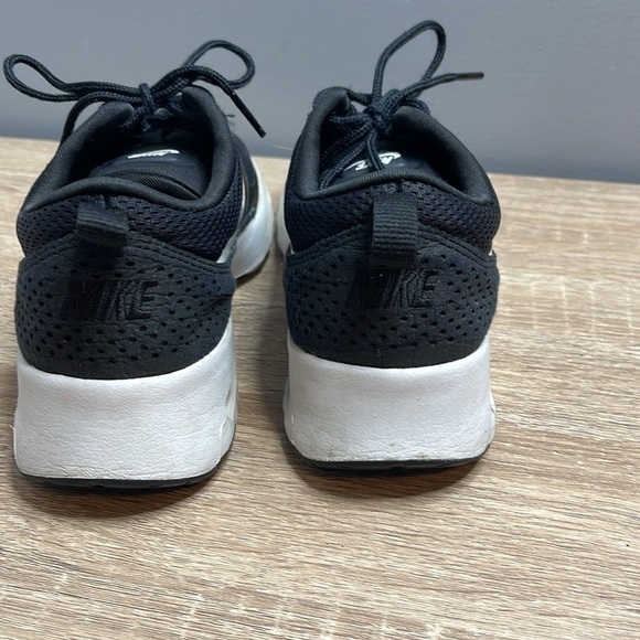 Nike Air Max Thea Shoes Sneakers Black White Swoosh Logo Lace Up Mesh Size 8.5 - Picture 7 of 11